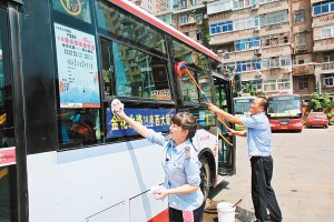 西安夫妻俩同开10路公交 每天抱着孩子交接班